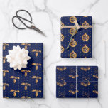 Feuille De Papier Cadeau Christmas Holly, Baubles et Holly sur Navy Blue<br><div class="desc">Ces feuilles de papier d'emballage élégantes et glamour sont polyvalentes et peuvent être utilisées pour donner des cadeaux ou des projets artistiques et artisanaux. Elles sont idéales pour toutes les occasions telles que Noël, anniversaires, mariages, douches nuptiales, baby showers, anniversaires ou cadeaux généraux. Le design comprend des baies de houx...</div>