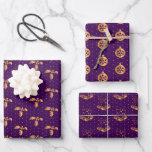 Feuille De Papier Cadeau Christmas Holly, Baubles et Holly sur Purple<br><div class="desc">Ces feuilles de papier d'emballage élégantes et glamour sont polyvalentes et peuvent être utilisées pour donner des cadeaux ou des projets artistiques et artisanaux. Elles sont idéales pour toutes les occasions telles que Noël, anniversaires, mariages, douches nuptiales, baby showers, anniversaires ou cadeaux généraux. Le design présente des baies de houx...</div>