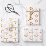 Feuille De Papier Cadeau Christmas Holly, Baubles et Holly sur White<br><div class="desc">Ces feuilles de papier d'emballage élégantes et glamour sont polyvalentes et peuvent être utilisées pour donner des cadeaux ou des projets artistiques et artisanaux. Elles sont idéales pour toutes les occasions telles que Noël, anniversaires, mariages, douches nuptiales, baby showers, anniversaires ou cadeaux généraux. Le design présente des baies de houx...</div>