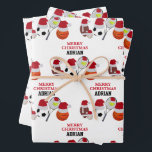 Feuille De Papier Cadeau Christmas Père Noël Sports Athletic Balls Personna<br><div class="desc">Un design de boules sportives de Noël. Parfait pour les adultes et les enfants qui aiment jouer à tous les sports. Les sports de balle portant le chapeau de Père Noël inclus dans ce design sont le football, le football, le tennis, le baseball et le basket. Un design de Noël...</div>