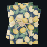 Feuille De Papier Cadeau Citrons aquarelles sur bleu marine<br><div class="desc">Élégants citrons d'aquarelle et verdure sur un arrière - plan bleu marine,  ces feuilles de papier d'emballage sont amusants pour offrir des cadeaux pour toute occasion. CORRESPONDRE des articles dans notre magasin.</div>