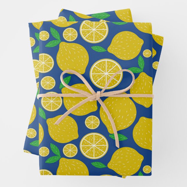 Feuille De Papier Cadeau Citrus jaune citron Motif sur bleu (En situation)