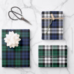 Feuille De Papier Cadeau Classic Green Blue Black Watch Plaid Christmas<br><div class="desc">Le jeu rustique chic d'enveloppement cadeau de vacances dispose de trois coordination écossaise écossaise tartan noir montre plaid draps de papier d'emballage de vacances en bleu marine classique et vert de la forêt avec des accents noir et blanc. Les feuilles comprennent un motif à montre noire marine et verte, un...</div>