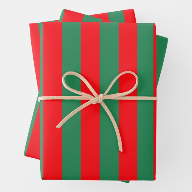 Feuille De Papier Cadeau Classic Red and Green Christmas Stripes (En situation)