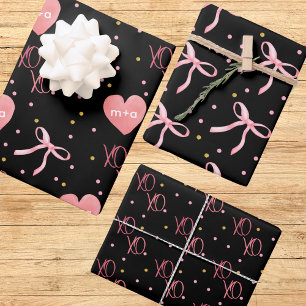 Feuille De Papier Cadeau Coeurs et XO rose stylish sur Arrière - plan noir