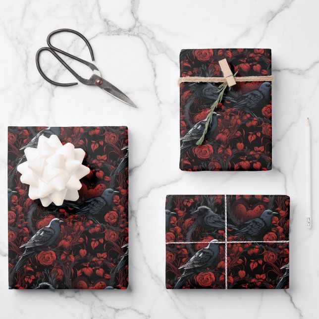 Feuille De Papier Cadeau Corbeaux noirs gothiques et roses rouges  (Recto)