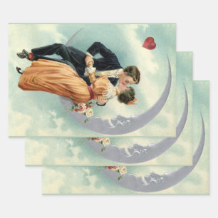 Feuille De Papier Cadeau Couple victorien vintage s'embrassant sur un crois