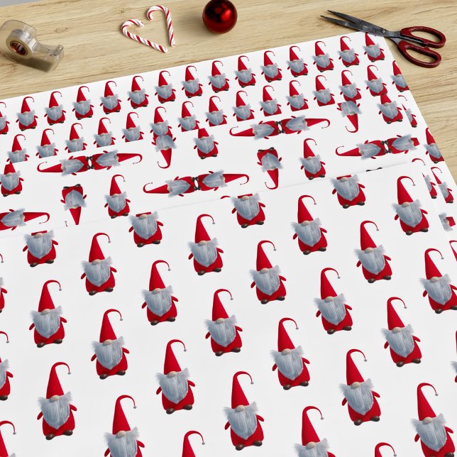 Feuille de papier cadeau de lutin de Noël mignon (A cute Christmas gnome all dressed in red with a tall pointed hat upon his head. Perfect!)