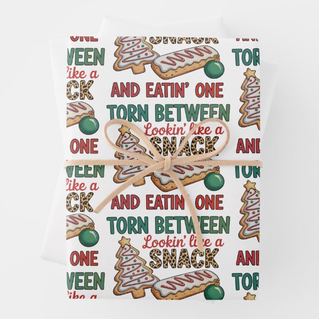 Feuille De Papier Cadeau Déchiré Entre L'Apparence D'Un Snack Et La Nourrit (En situation)