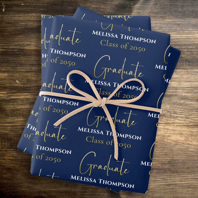 Feuille De Papier Cadeau Diplômé Grad Or Calligraphie Script Moderne (Gold calligraphy graduation wrapping paper with modern script on white background)