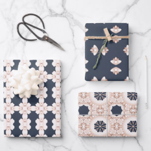 Feuille De Papier Cadeau Elégant modèle floral bleu marine et rose clair