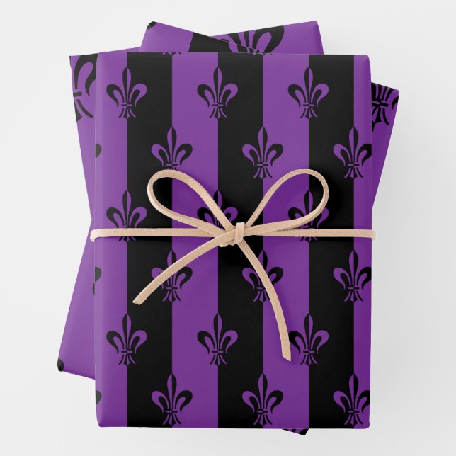 Feuille De Papier Cadeau Élégant violet et fleur de Lis noir (3 tailles) (En situation)