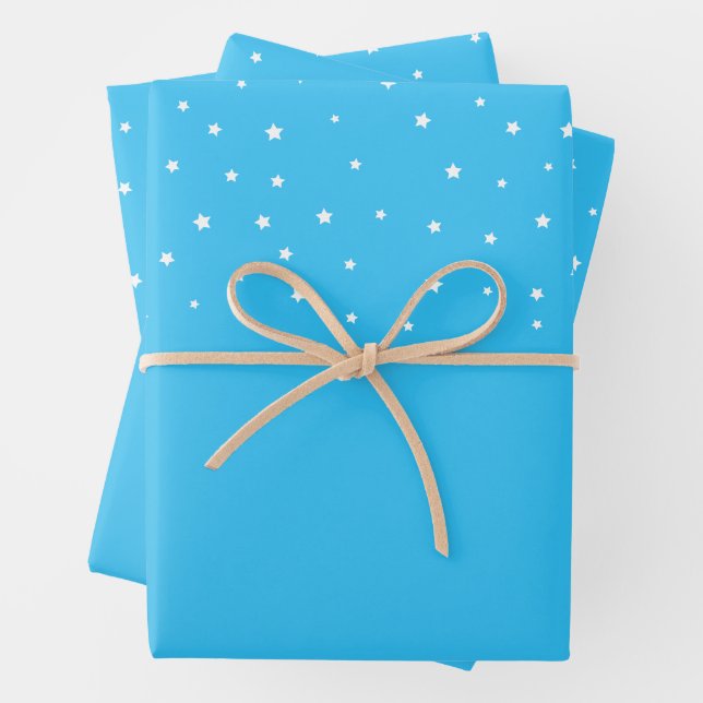 Feuille De Papier Cadeau Elégantes Étoiles blanches sur Pastel Blue (En situation)