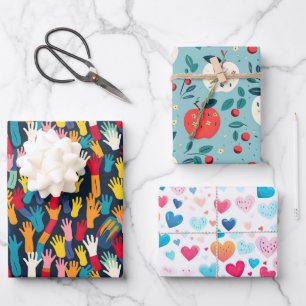 Feuille De Papier Cadeau Empreintes de mains colorées Cœurs de pomme Thème