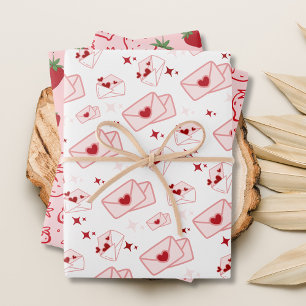 Feuille De Papier Cadeau Enveloppe et fraises roses mûres
