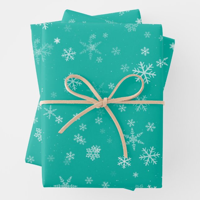 Feuille De Papier Cadeau Festif Green White Snowflake Motif Holiday (En situation)
