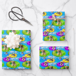 Feuille De Papier Cadeau Fête de chien dans la piscine