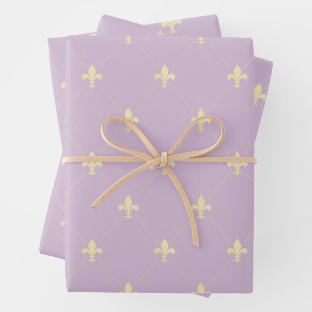 Feuille De Papier Cadeau Fleur-de-Lis d'or sur Lilac (En situation)