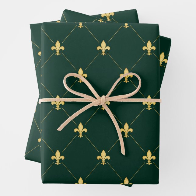 Feuille De Papier Cadeau Fleur de Lis Or sur Vert foncé (En situation)