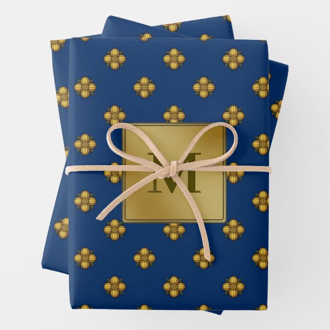 Feuille De Papier Cadeau Fleurs Crucifères d'or Monogrammé Bleu (En situation)