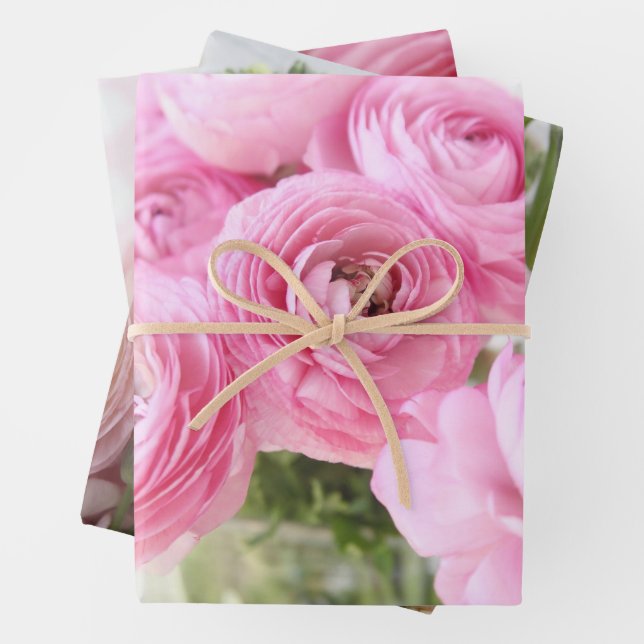 Feuille De Papier Cadeau Fleurs de ranunculus aux teintes roses (En situation)