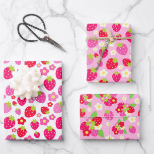 Feuille De Papier Cadeau Fleurs et fraises d'été roses et rouges mélangées