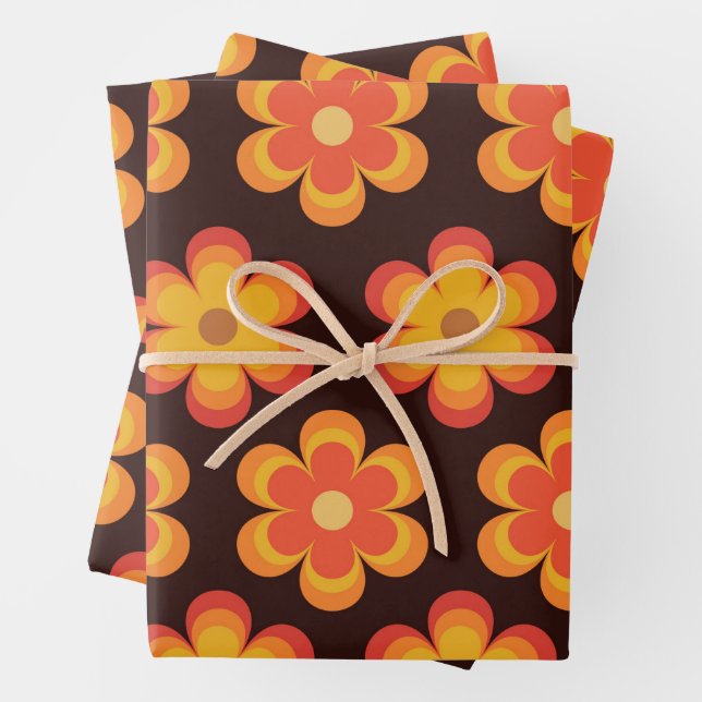 Feuille De Papier Cadeau Fleurs les années 70 rétro en Motif rouge jaune or (En situation)