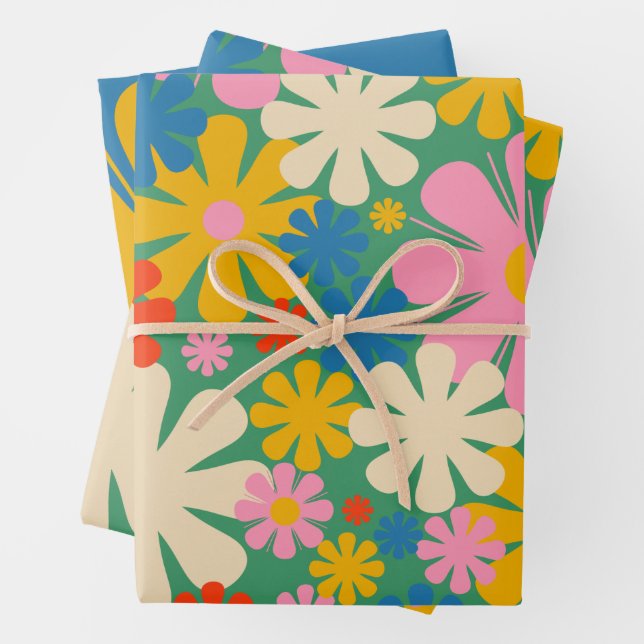 Feuille De Papier Cadeau Fleurs rétro 60s les années 70 motifs floraux colo (En situation)
