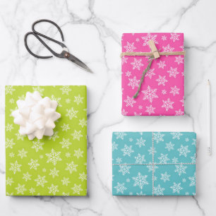 Feuille De Papier Cadeau Flocons de neige blancs en hiver sur fond vert ros