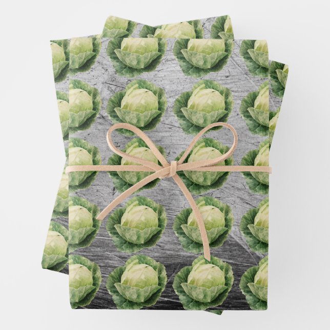 Feuille De Papier Cadeau Fresh Green Cabbage Pattern on Rustic Metal (En situation)
