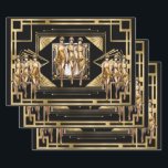 Feuille De Papier Cadeau Gatsby or Flappers noir retro 1920's decoupage<br><div class="desc">Des cadres de style art déco géométrique en faux or vibrants ont de belles filles Flapper hautes et élancées contre elles. Les filles portent des robes courtes et longues en faux satin qui semblent briller et briller contre l'arrière - plan noir et blanc. Chaque feuille a le même arrière -...</div>