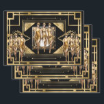 Feuille De Papier Cadeau Gatsby or Flappers noir rétro années 20 découpage<br><div class="desc">Des cadres géométriques de style Art déco en faux or vibrant ont de belles filles Flapper grandes et minces contre eux. Les filles portent des robes courtes et longues en faux satin qui épousent leurs formes et semblent scintiller et briller sur le fond noir et blanc. Chaque feuille a le...</div>