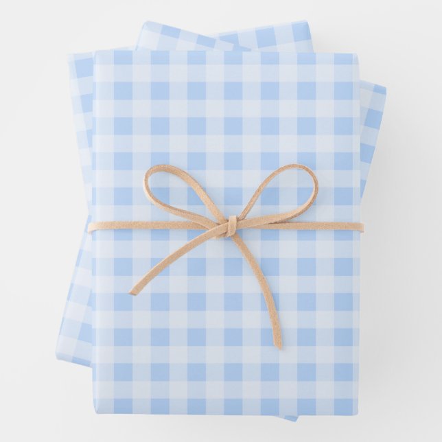 Feuille De Papier Cadeau Gingham bleu pastel (En situation)