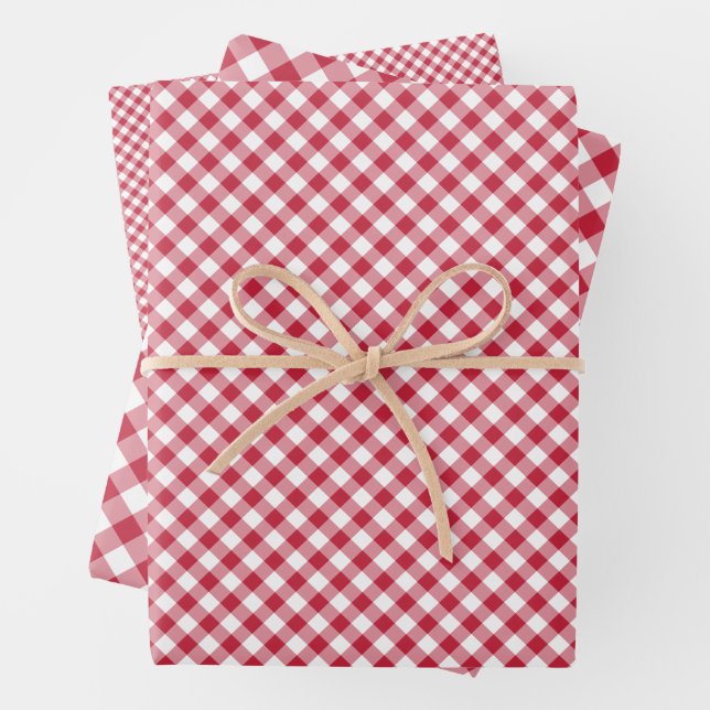 Feuille De Papier Cadeau Gingham Rouge Cerise Rétro (En situation)