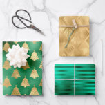 Feuille De Papier Cadeau Glam Christmas Tree Motif Green Gold Foil<br><div class="desc">Cet assortiment de papier d'emballage de vacances glam comprend un motif de faux feutre d'or Noël sur un arrière - plan de faux feuillard vert,  un motif de ventilateur d'art déco de faux feutre d'or et un motif de bande de faux feutre de satin vert émeraude.</div>