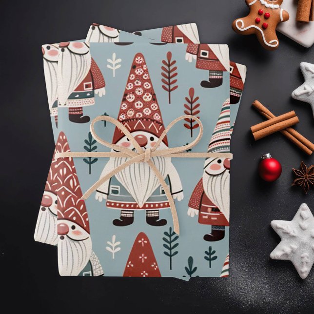 Feuille De Papier Cadeau Gnomes de Noël mignons en rouge et gris (Créateur téléchargé)