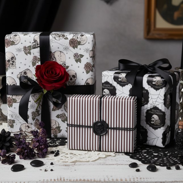 Feuille De Papier Cadeau Goth Crânes noirs et blancs et stries Halloween (Gothic Black and White Gift Wrap For Her. Vintage Floral Skulls Roses Pattern. Halloween Birthday)