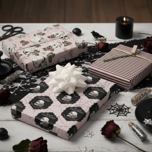 Feuille De Papier Cadeau Gothique Blush Pull rose et Stripes Halloween (Gothic Gift Wrap in Pink For Her. Vintage Floral Skulls & Roses Pattern. Halloween October Birthday)