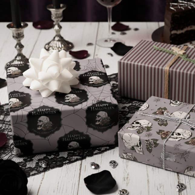 Feuille De Papier Cadeau Gothique Taupe Crânes gris et rayures Halloween (Gothic Taupe Gift Wrap For Her. Vintage Floral Skulls, Roses Pattern. Halloween October Birthday)
