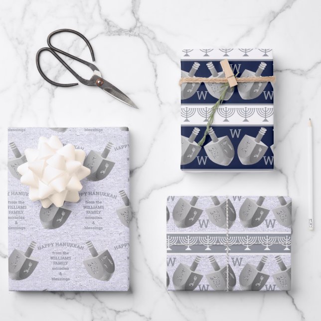 Feuille De Papier Cadeau Hanoukka Dreidels Argent Monogramme (Recto)