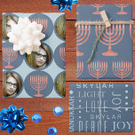 Feuille De Papier Cadeau Hanoukka Rustic Menorah Festive Fête Photo<br><div class="desc">Personnalisez ce papier cadeau personnalisé Hanoukka avec votre photo et le nom d'un enfant pour un papier d'emballage pour votre fête des Lumières. L'assortiment de trois feuilles commence par la feuille 1 et votre photo préférée encadrée en bleu avec alternance des cercles bleu foncé avec un menorah en bois faux...</div>