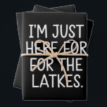 Feuille De Papier Cadeau Hanukkah je suis juste là pour les latkes juif<br><div class="desc">Hanukkah je suis juste là pour les latkes vacances juives</div>