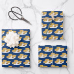 Feuille De Papier Cadeau Happy Latkes Apple Sauce Sour Cream Hanoukka<br><div class="desc">Du papier d'emballage Hanoukka de nourriture avec un motif répétitif de trois loquets souriants sur une assiette avec de la sauce aux pommes et de la crème aigre sur un arrière - plan bleu. Joyeux Latkes Pomme Sauce Crème Arosée Hanoukka Papier à envelopperSweetsham Nourriture Art | © Artiste/Illustrateur Melissa Patton...</div>