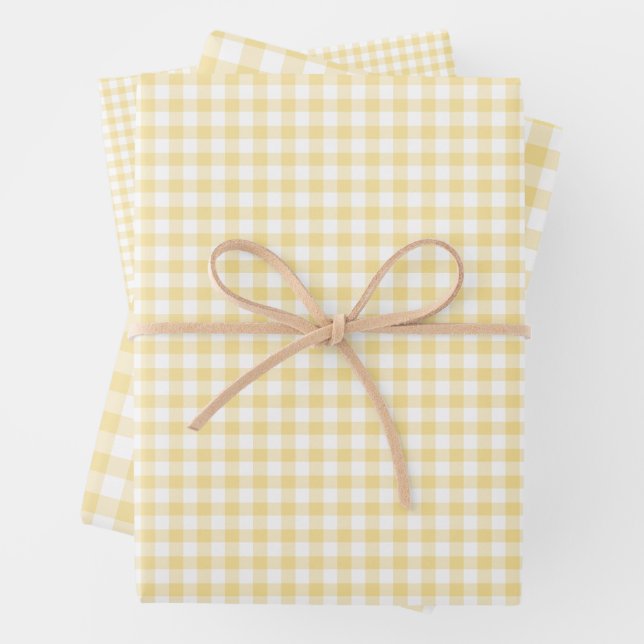Feuille De Papier Cadeau Jaune canari gingham classique (En situation)