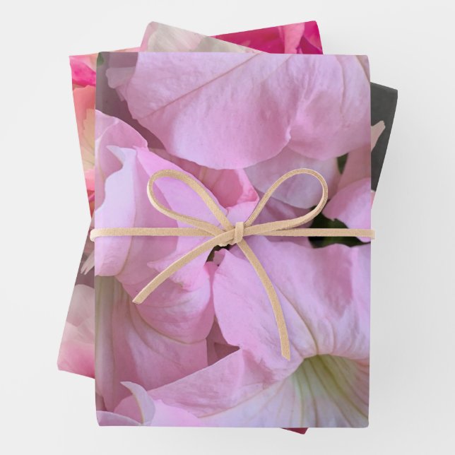 Feuille De Papier Cadeau Jolies fleurs roses (En situation)