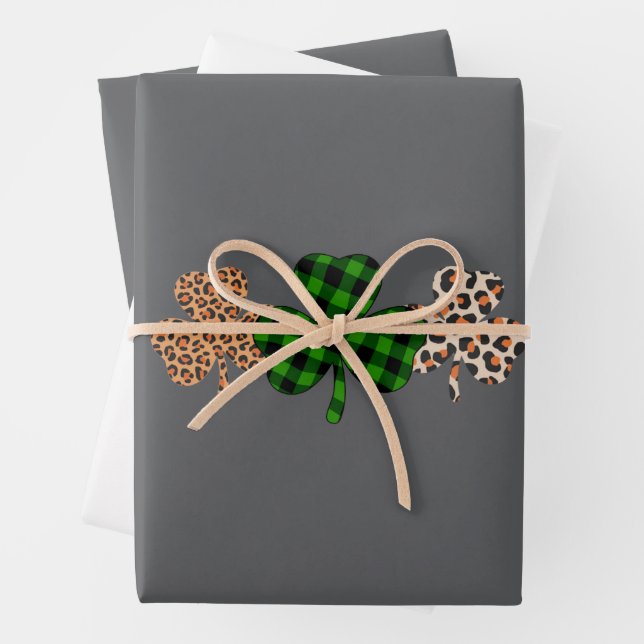 Feuille De Papier Cadeau Jour de la Saint Patrick Lucky Irish Green Plaid S (En situation)
