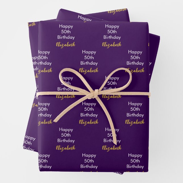 Feuille De Papier Cadeau Joyeux 50e Anniversaire Script Nom Or Foncé Violet (En situation)