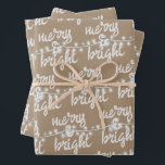 Feuille De Papier Cadeau Joyeux & Bright White Christmas Tree Lumières Kraf<br><div class="desc">Un papier d'emballage de Noël avec un arrière - plan kraft rustique avec une écriture manuscrite "joyeuse & brillante",  dans une police de calligraphie à trait de brosse blanc avec une chaîne de motif aux lumières de Noël blanches.</div>