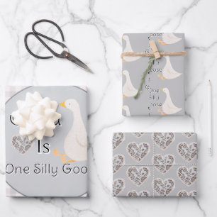 Feuille De Papier Cadeau L'anniversaire d'une fille grise de One Silly Goos