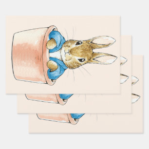 Feuille De Papier Cadeau Lapin classique en veste bleue Assis dans un Pot d